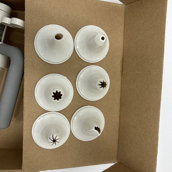 PAMPERED CHEF EASY ACCENT DECORATOR 1778-02 IN BOX CAKE DECORATOR - Picture 3 of 4